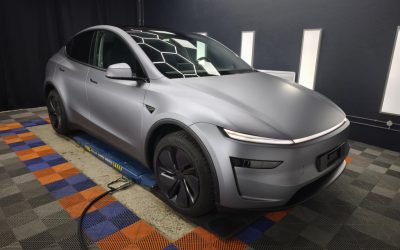 Inconvénients du film PPF voiture : ce qu’il faut savoir | Voiture Electrique Gris Mat Atelier Posee Lift Film Inconvénients du film PPF voiture : ce qu’il faut savoir