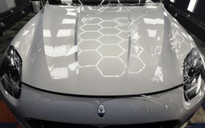 PPF voiture : guide complet sur le film de protection peinture | Voiture Maserati Recouverte Dun Film Ppf Capot Atelier PPF voiture : guide complet sur le film de protection peinture